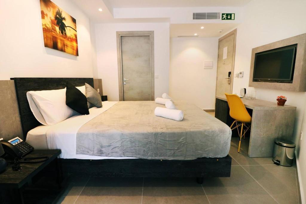 Doppel-/Zweibettzimmer mit Balkon