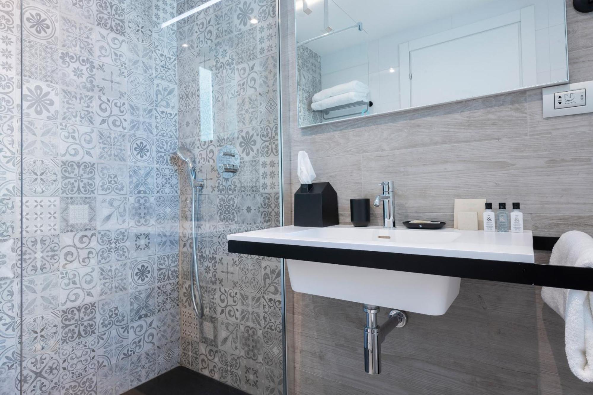 Standard Double or Twin Room,1211868319:JPEG