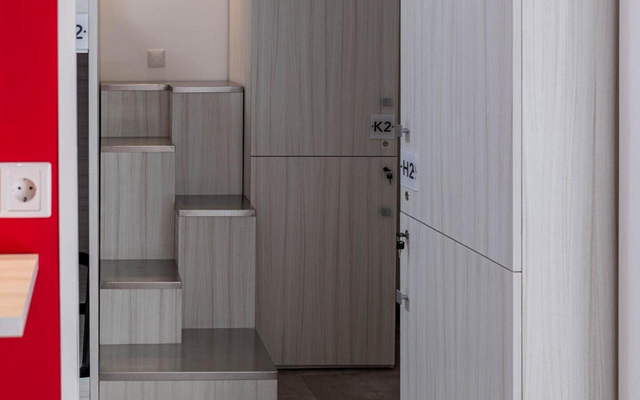 Bed in 7 -Bed Mixed Dormitory Room with Balcony and Inner Courtyard View