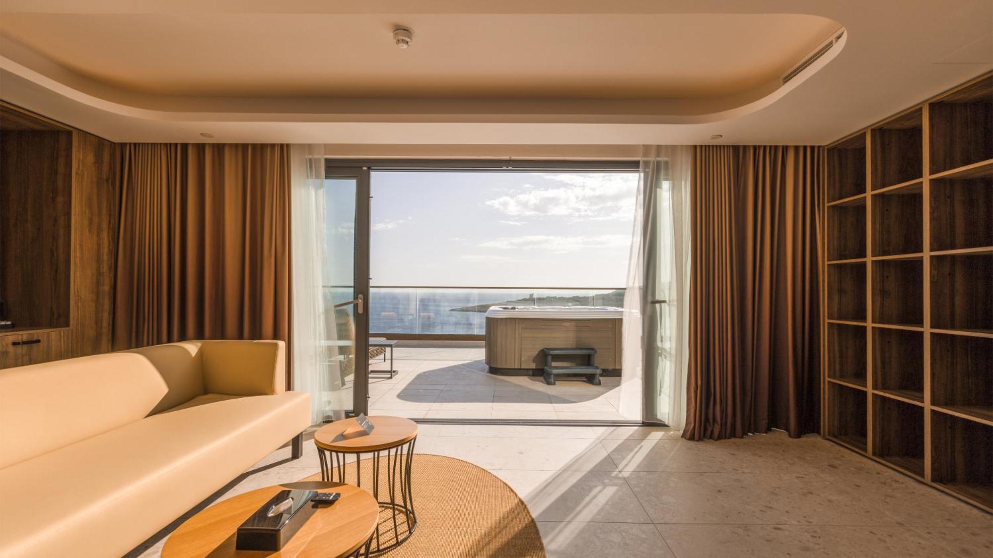 Deluxe Suite with Sea View and Hot Tub