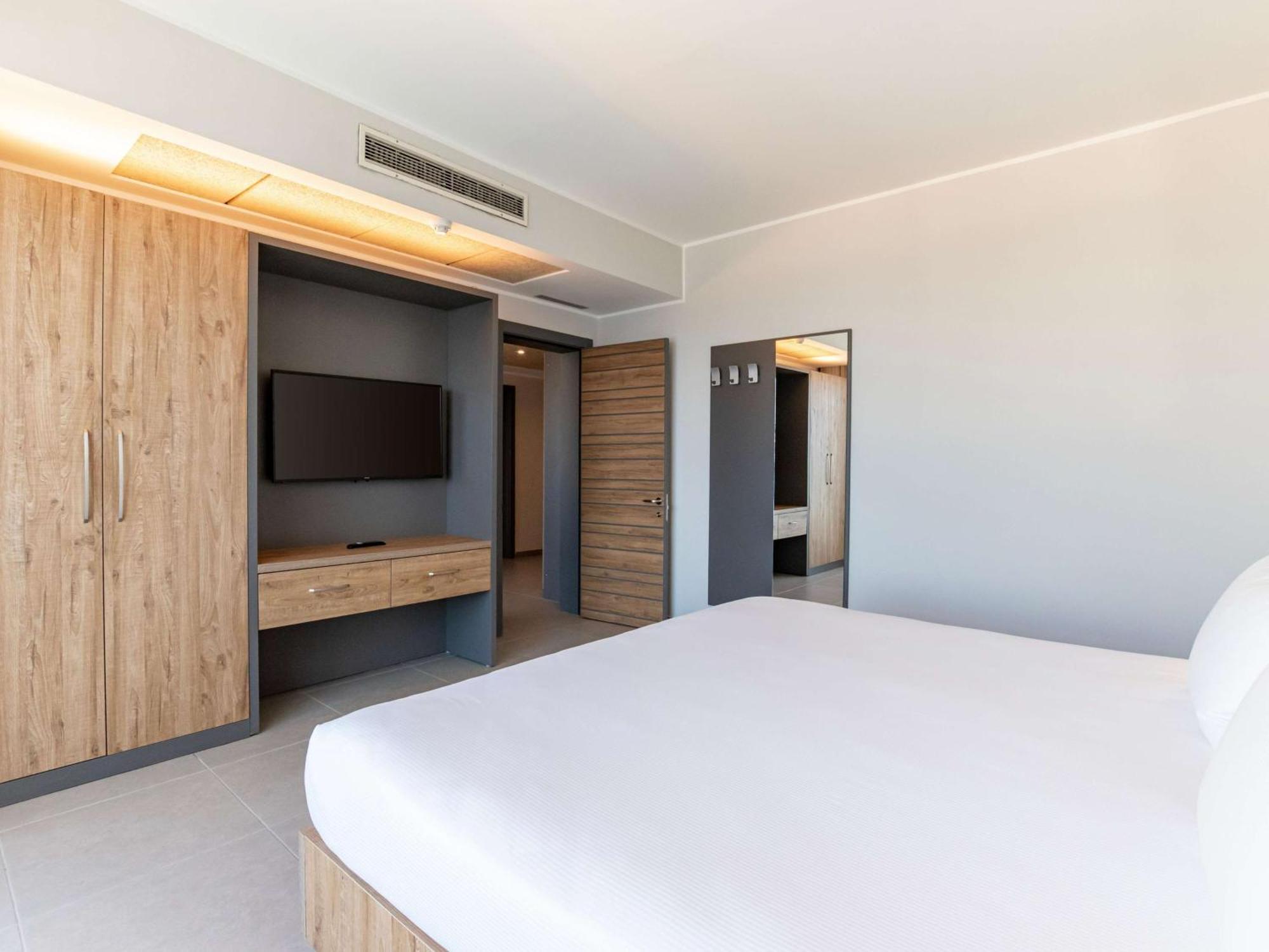 One-Bedroom Suite with Sea View