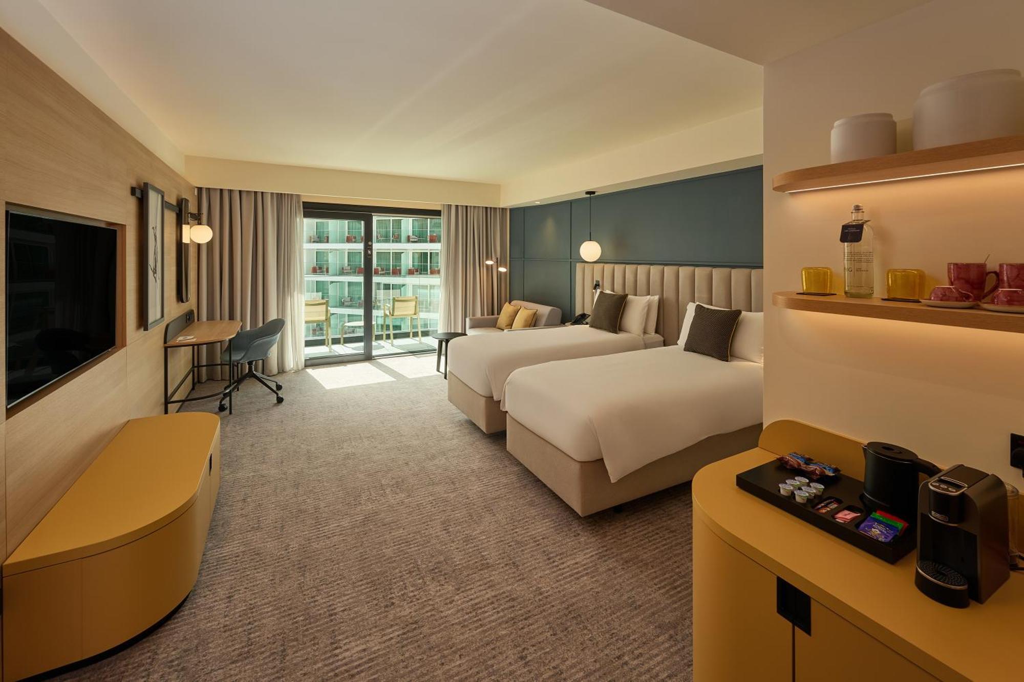 Standard Twin Room with City View and Balcony