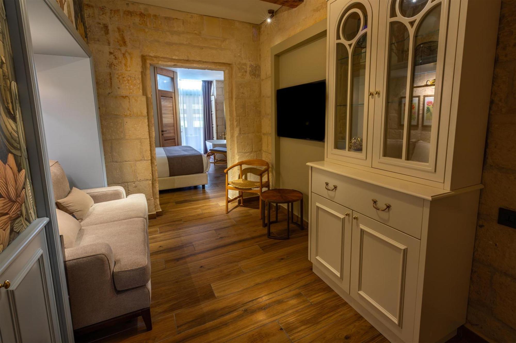 King Junior Suite with Sofa - Non-Smoking