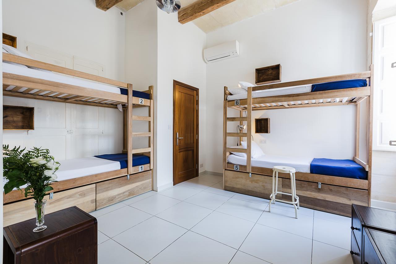 Bed in 6-Bed Mixed Dormitory Room with Spa Access