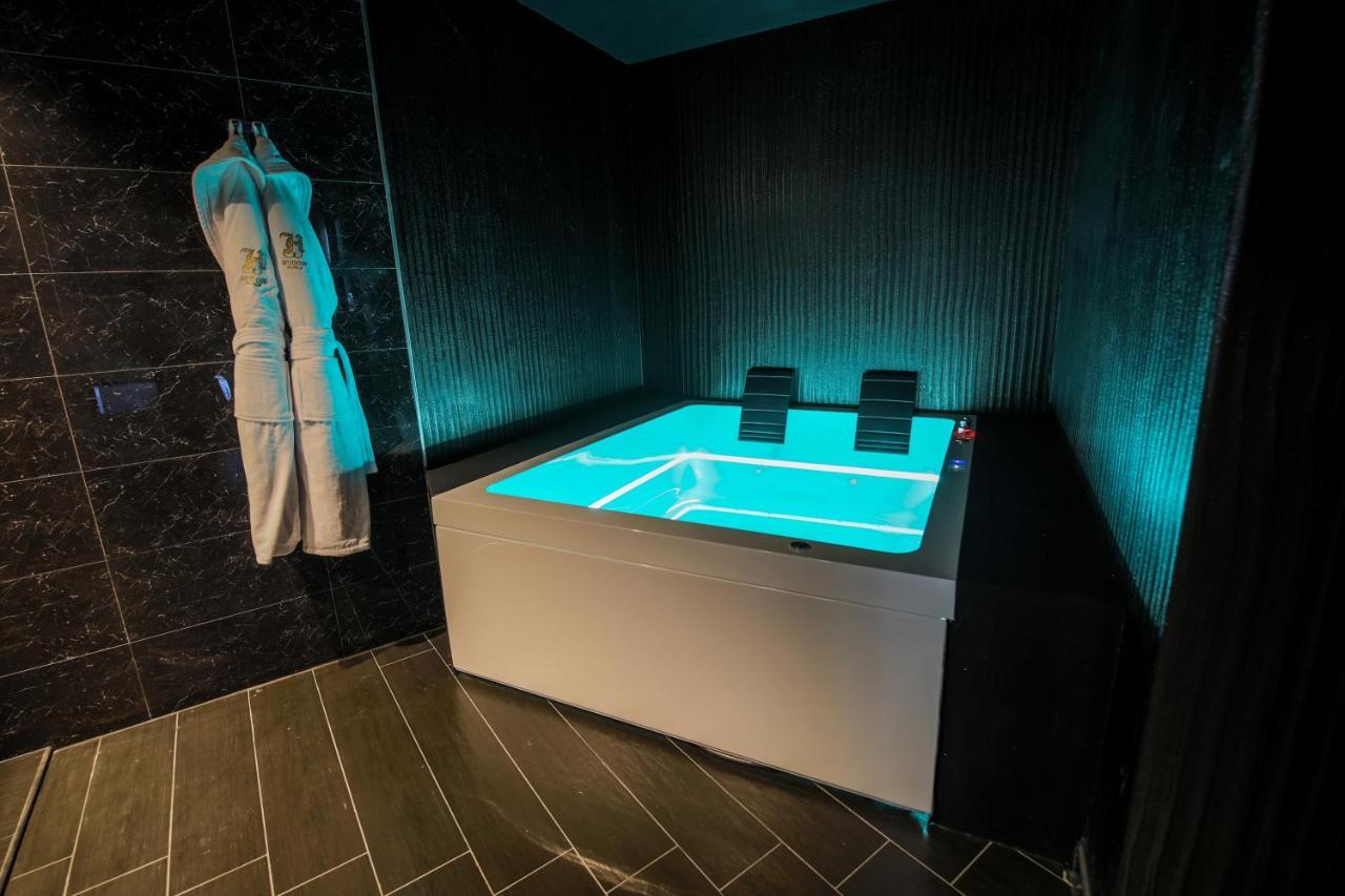 Suite with Hot Tub