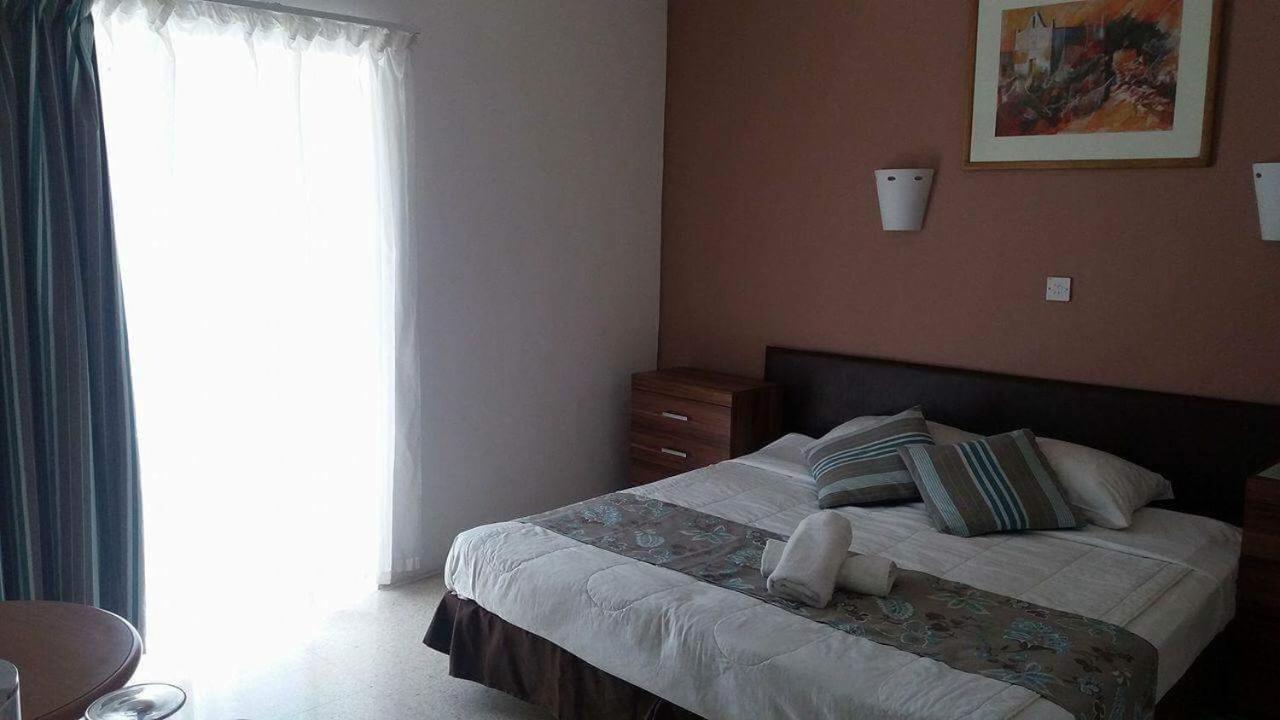Doppel-/Zweibettzimmer mit Balkon