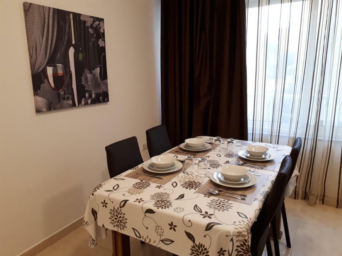 Apartment with Terrace,853798607:JPEG