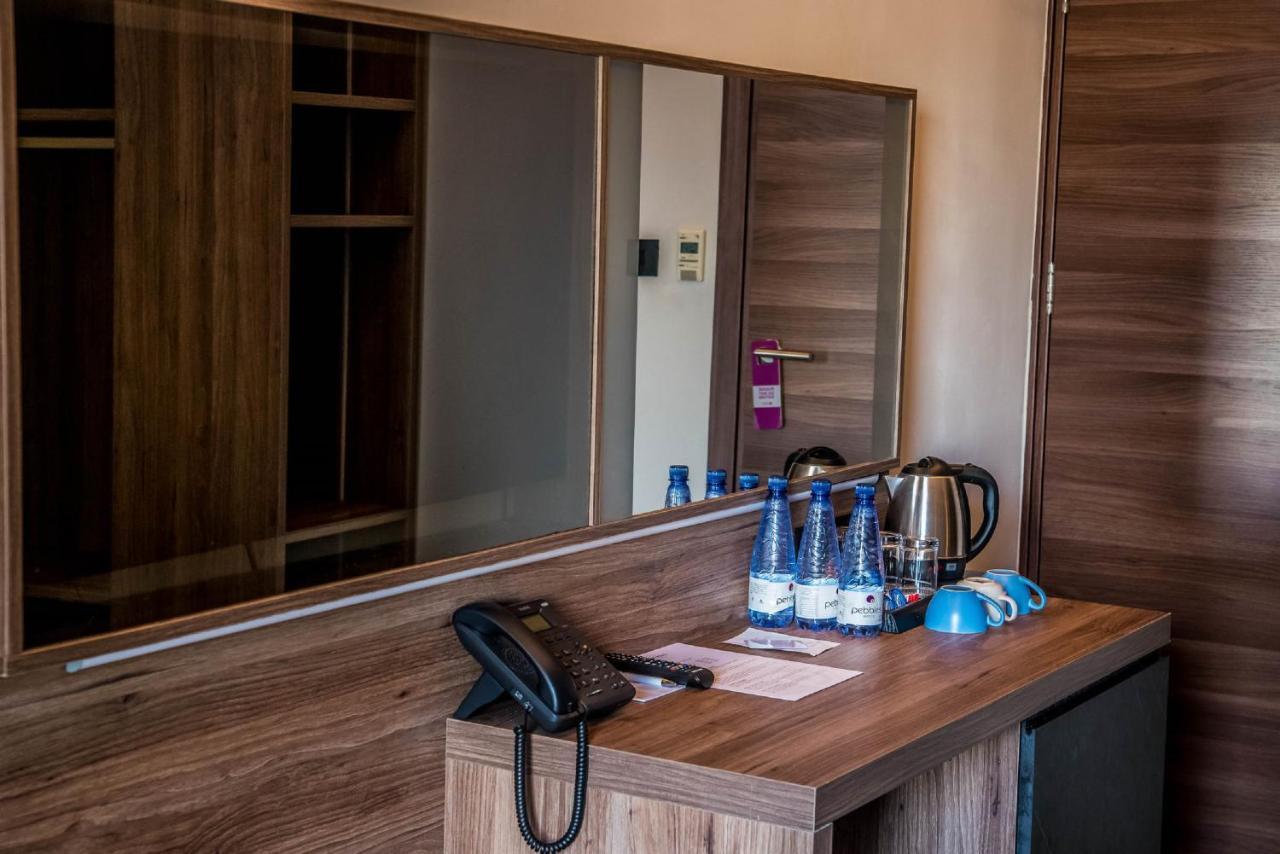 Standard Double Room with Balcony/ Urban View,972201865:JPEG