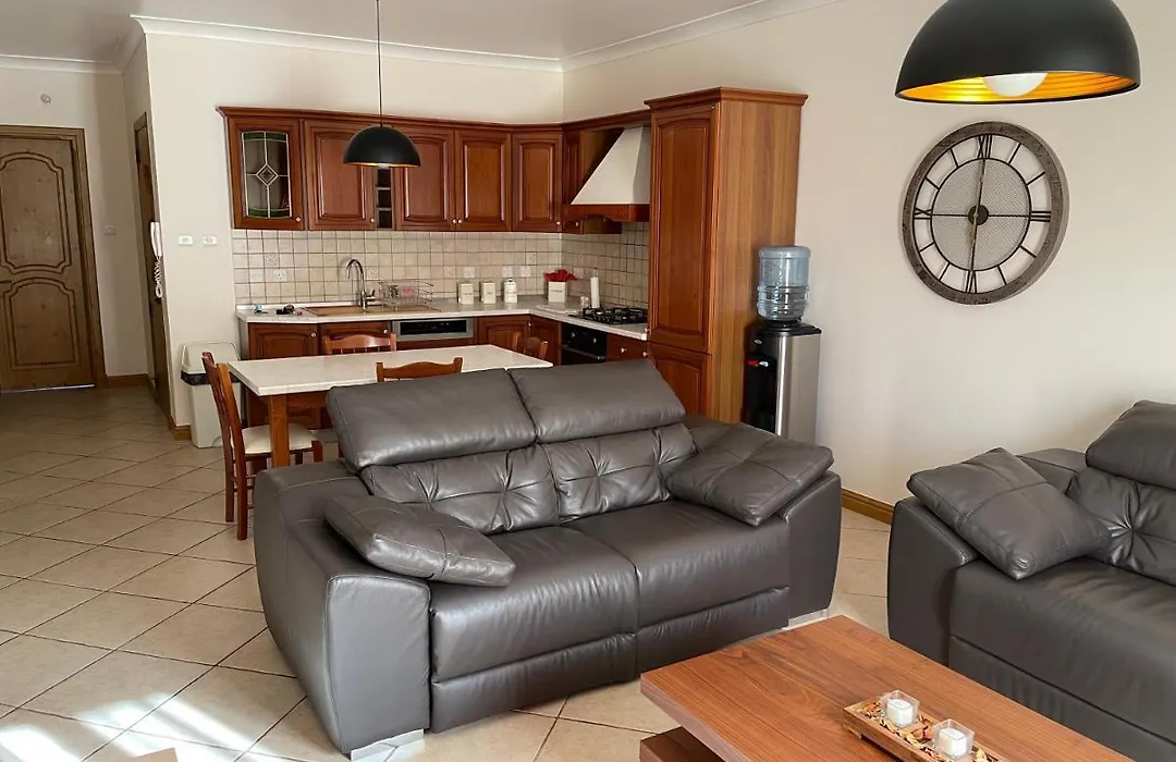 Beautiful Central Apartment With Pool-1