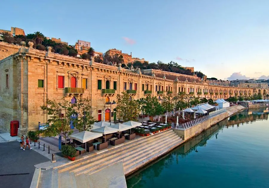 Idyllic Apartment Steps From The Promenade-1