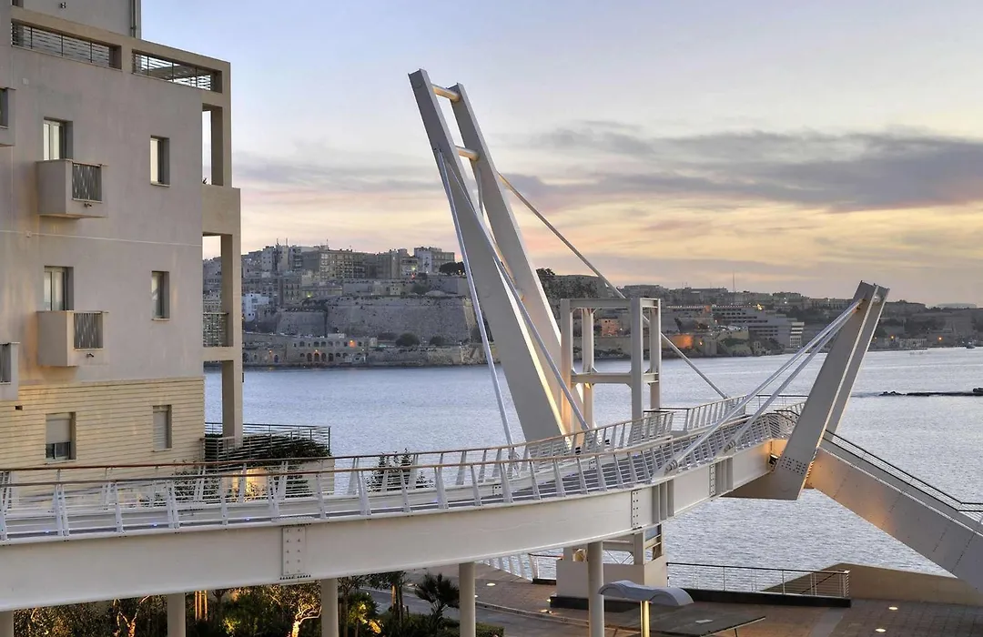 Deluxe Apartment Steps To St George'S Bay-1