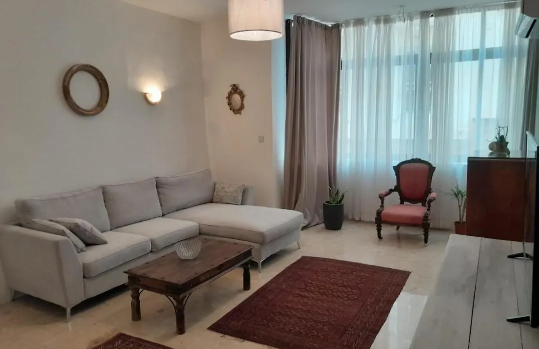 Lovely Two Bedroom Apartment Seconds From The Sea!-1