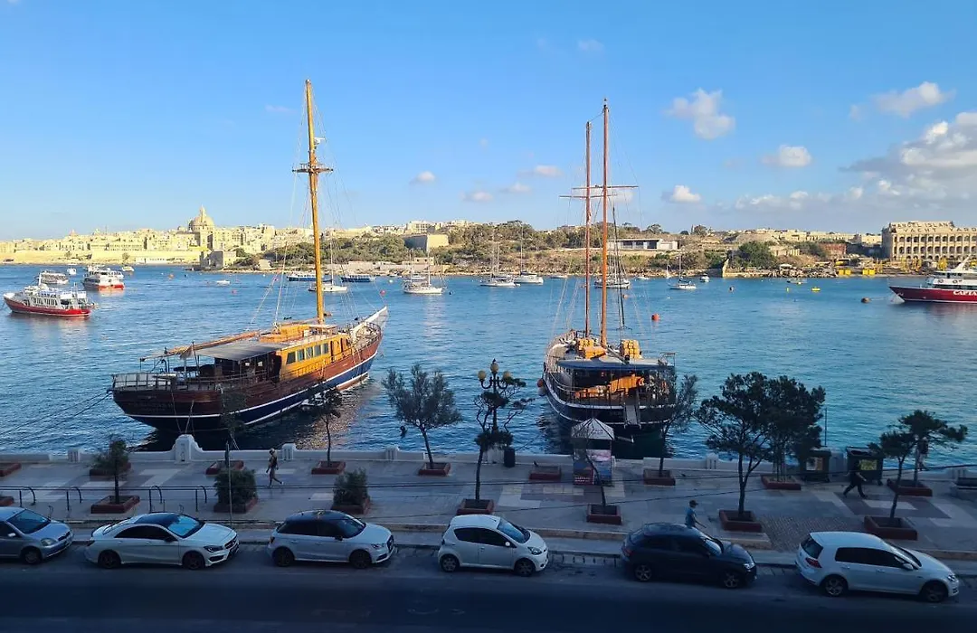 Spacious Seafront Apt Next To Sliema-Valeta Ferry-1