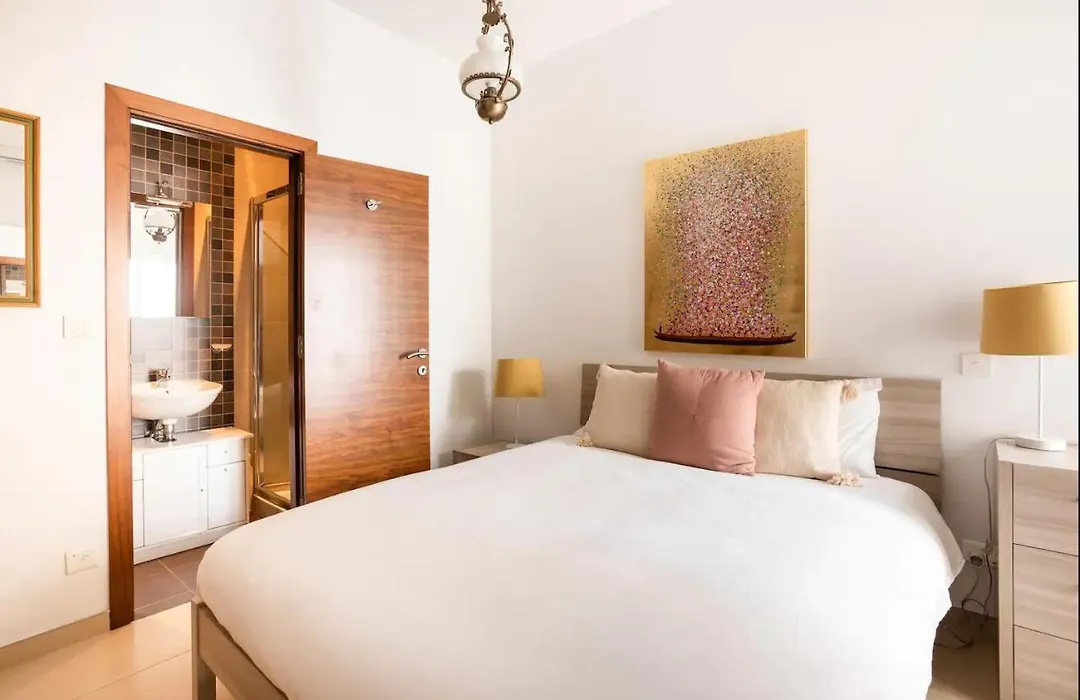 Exquisite 2-Bedroom Seafront Apartment In Spinola Bay-1