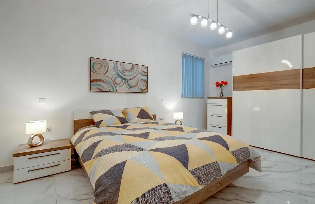Cosy Apartment Steps To St George'S Bay-1