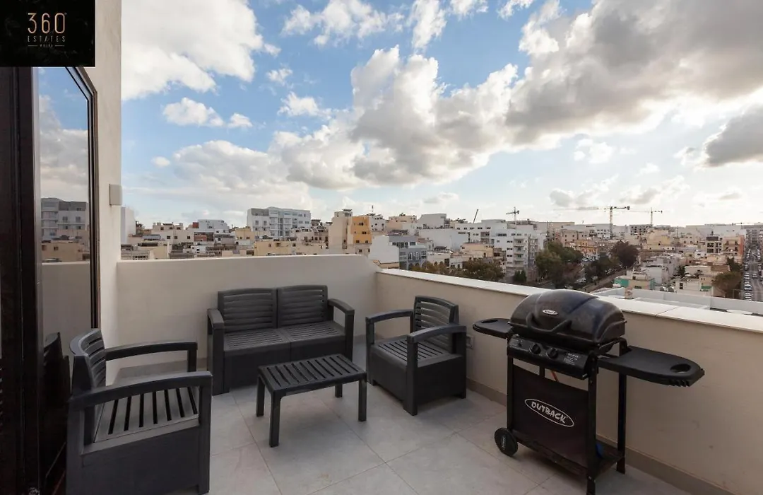 Penthouse With Bbq Kitchen Island & Massive Living Room By 360 Estates-1