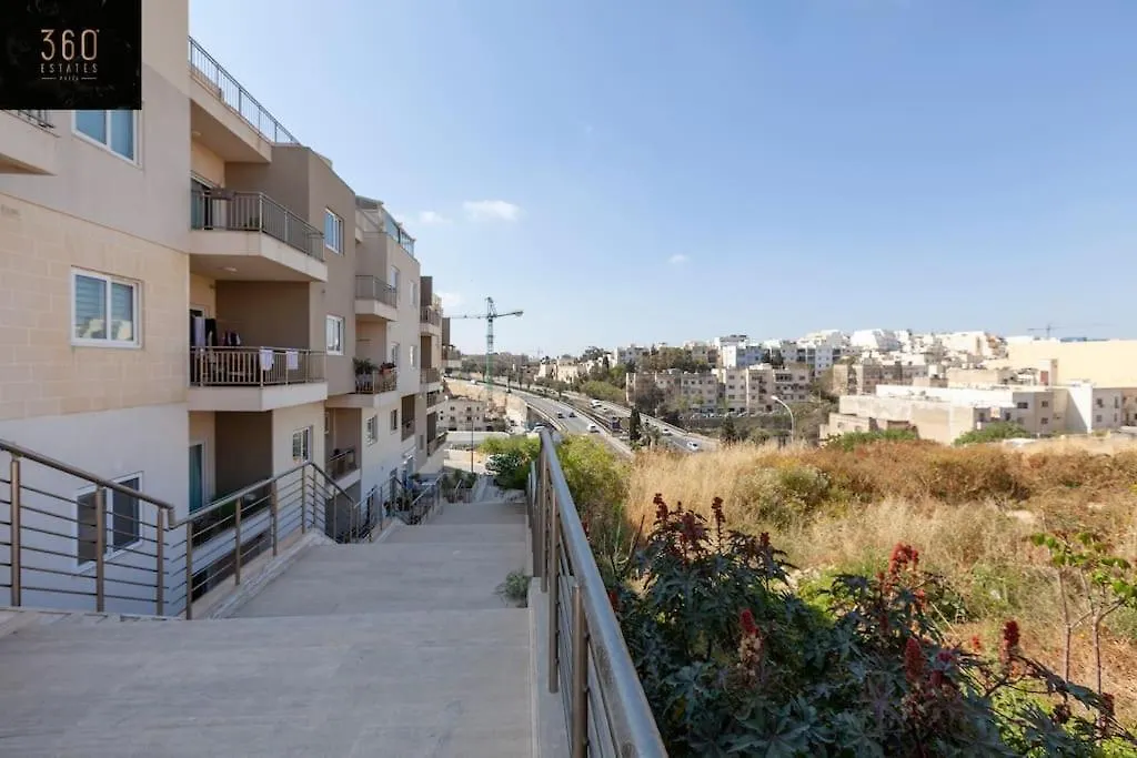 Designer Apartment With Comfy Sofa, Large Tv, Wifi & 2 King Sized Beds By 360 Estates-1