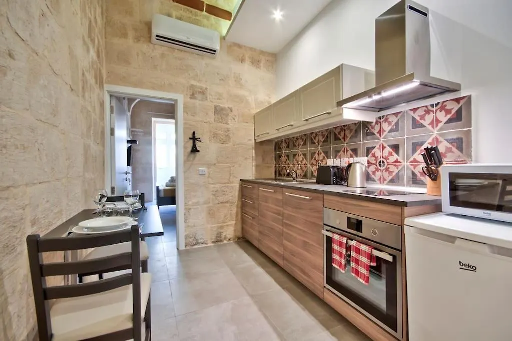 Old Lodge Apartment 1 By Vallettastay-1