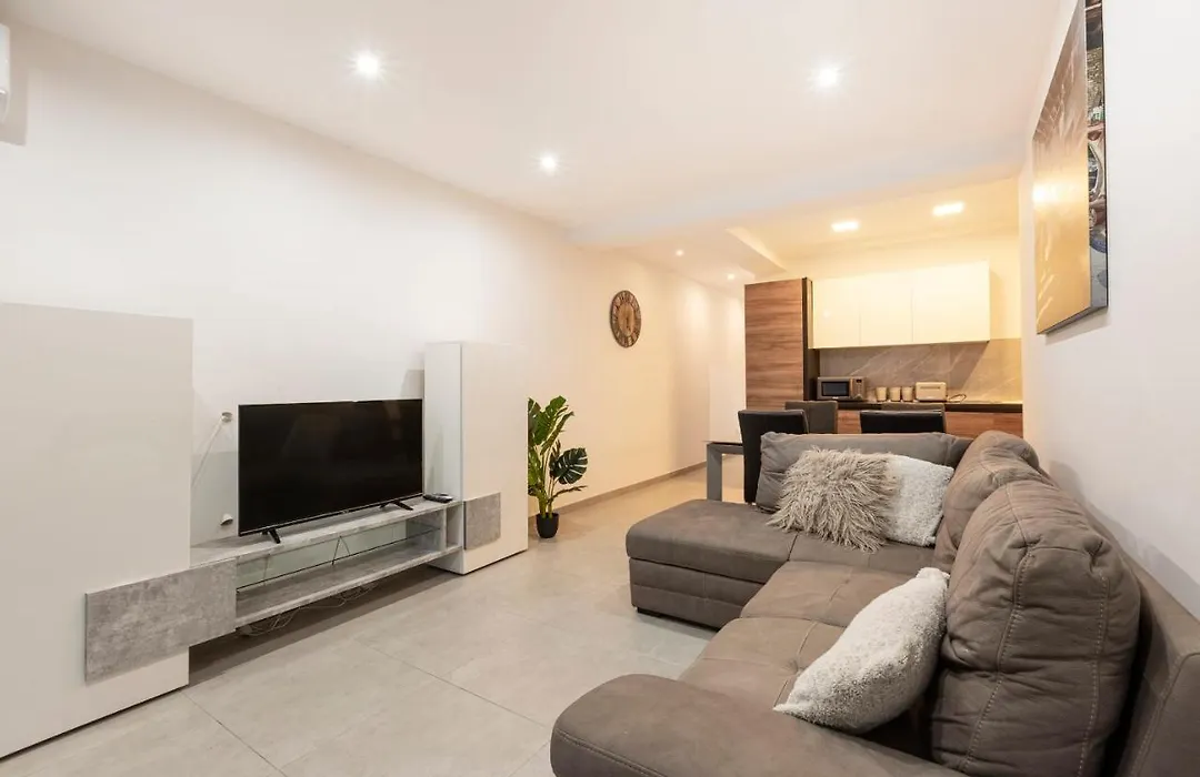 Golden Flat In San Pawl-Hosted By Sweetstay-1