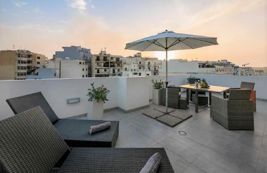 Bugibba Deluxe Penthouse With Terrace & Communal Swimming Pool-1