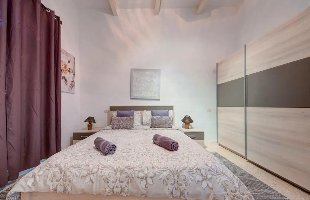 Central Valletta 2Br - 2 Bathrooms - Sleeps 6-1