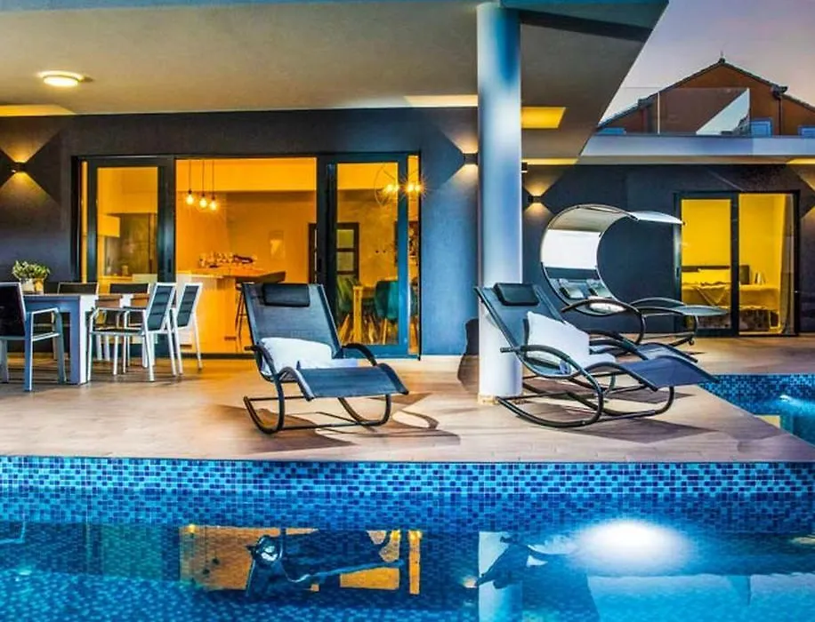Decor Creates A Stylish But Relaxing Almosphere-1