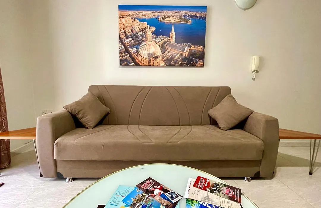 Regent Court - 3 Bedroom Apartment Within Walking Distance From Seafront-1