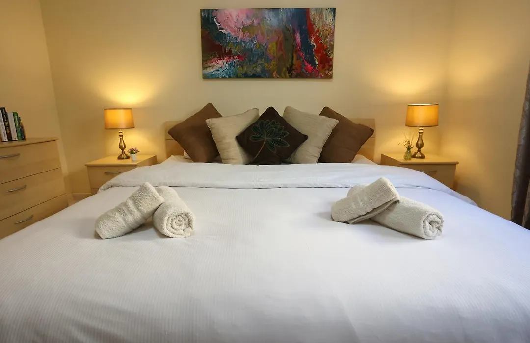Mayfair Cosy 2Br Apartment-1