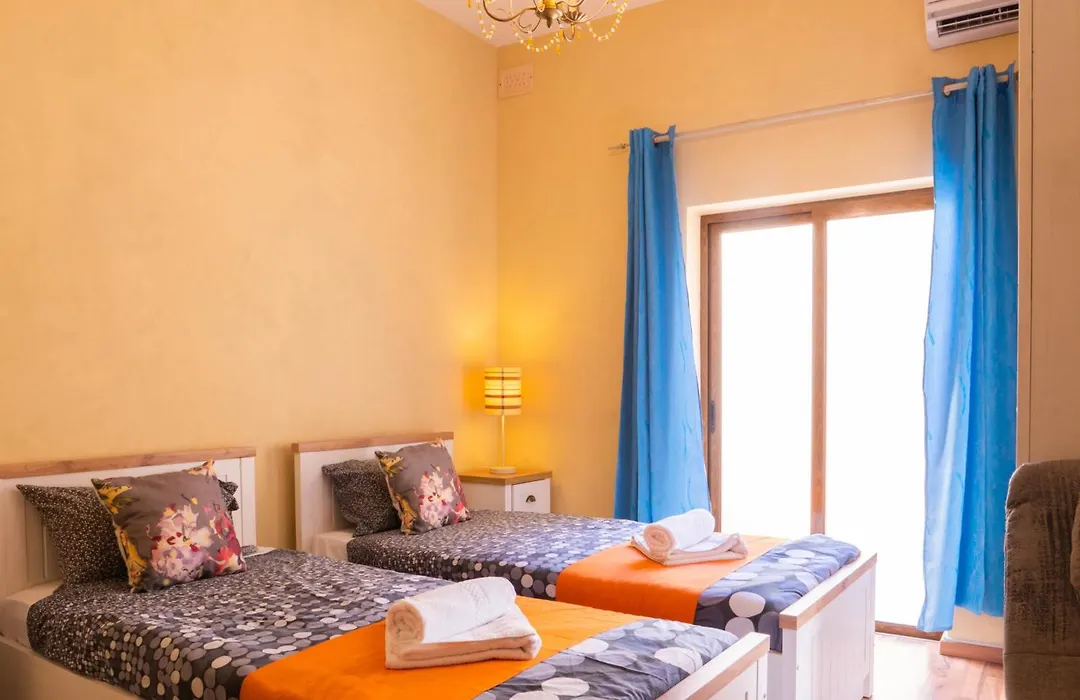 Emerald Court Apartments & Penthouse With Heated Jacuzzi-1