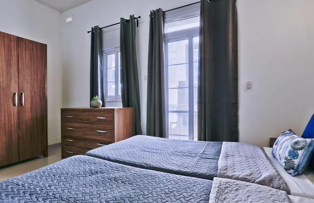 Exquisite 3-Bedroom Duplex Penthouse With Jacuzzi In Valletta Centre-1