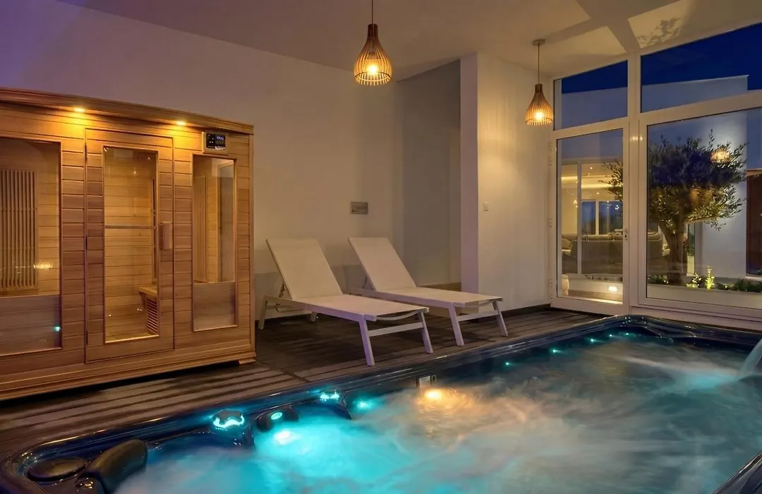 Villa Ghea - Indoor Jacuzzi Pool, Sauna And Games Room-1