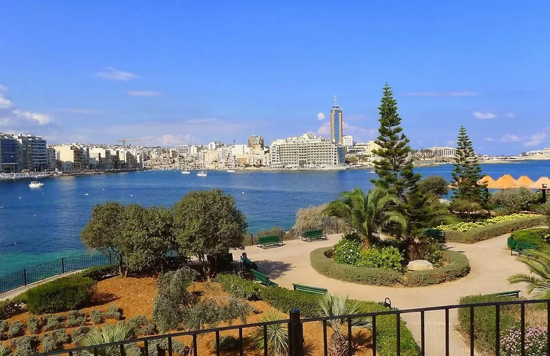 Stylish 2 Bedroom Apartment In An Amazing Location-1