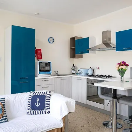 Crescent Seaside Apartment-3