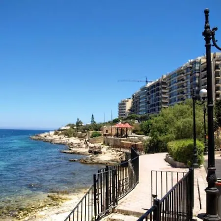 2 Bedroom Apartment In An Excellent Location-3
