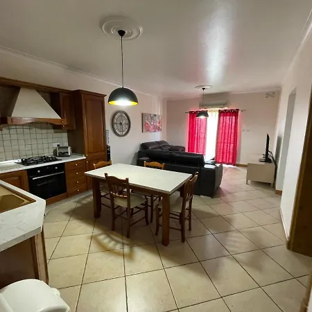 Beautiful Central Apartment With Pool-2