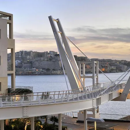 Deluxe Apartment Steps To St George'S Bay-3