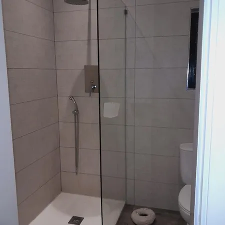 Lovely Two Bedroom Apartment Seconds From The Sea!-2