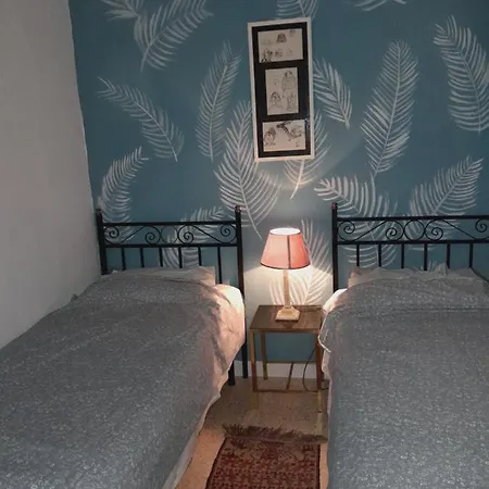 Lovely Two Bedroom Apartment Seconds From The Sea!-3