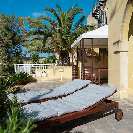 Luzzu - Family Friendly Maisonette-3