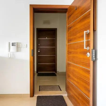 Exquisite 2-Bedroom Seafront Apartment In Spinola Bay-3