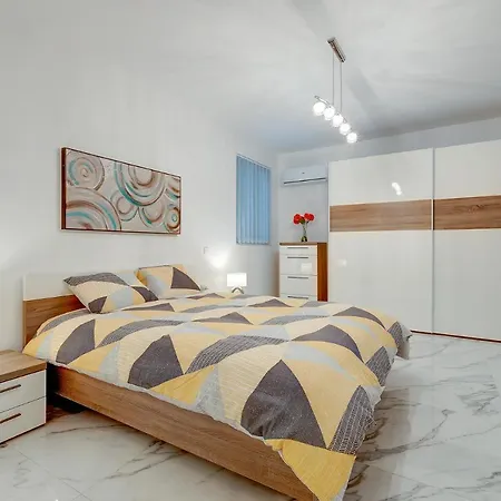 Cosy Apartment Steps To St George'S Bay-2