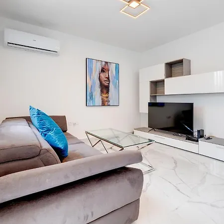 Deluxe Apartment Steps To St Georges Bay-3