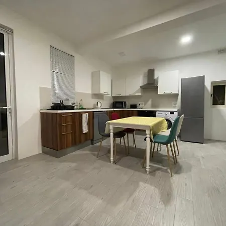 City Center Properties - Modern & Bright Room With Ac And Ensuite Bathroom - Room 2-3
