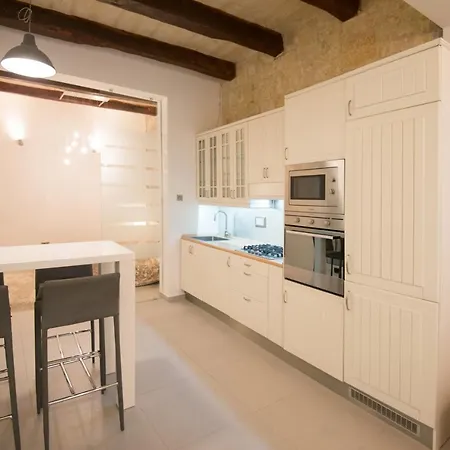 Valletta Most Central Studio Apartment 16Th-Century Building-3
