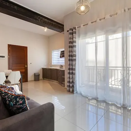 Designer Apartment With Comfy Sofa, Large Tv, Wifi & 2 King Sized Beds By 360 Estates-2