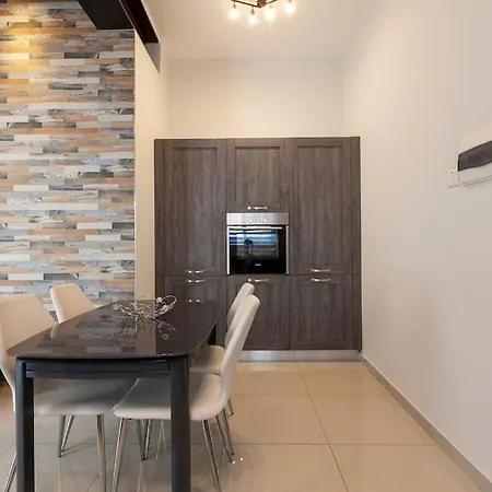 Designer Apartment With Comfy Sofa, Large Tv, Wifi & 2 King Sized Beds By 360 Estates-3