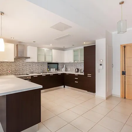 Pender Lux Complex - 3Br Unit With Private Parking By 360 Estates-2