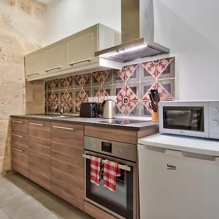Old Lodge Apartment 1 By Vallettastay-2