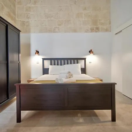 Old Lodge Apartment 6 By Vallettastay-3