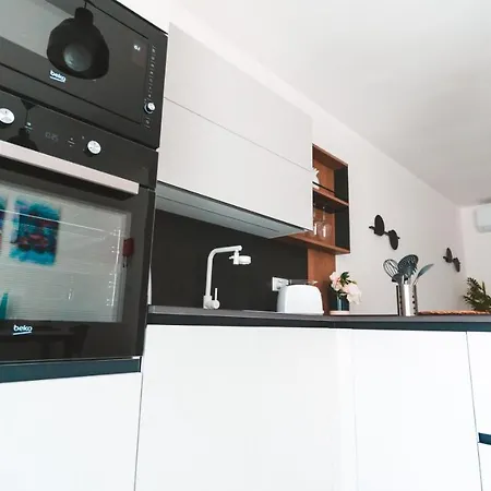 Ideal Location, Stylish 1Br Apartment With Free Parking-2